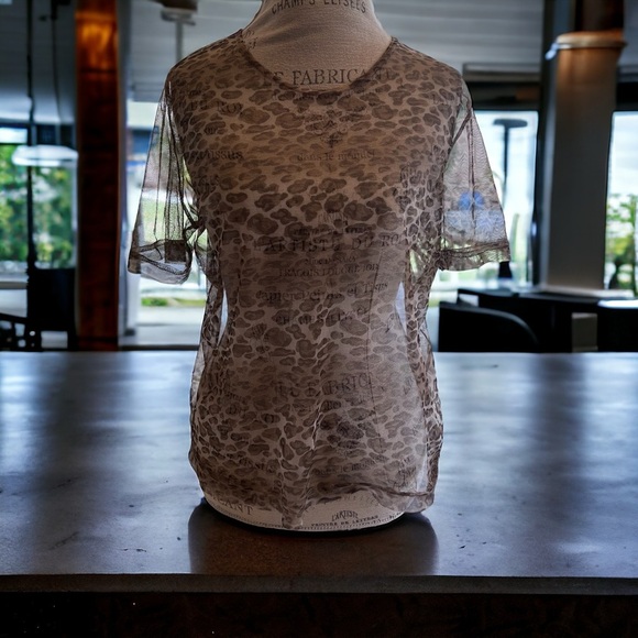 🐆Sheer leopard print shirt. TRENDING leopard print and SHEER 🐆 Great condition - Picture 9 of 14